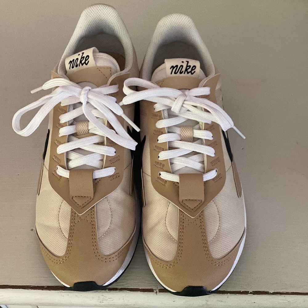 WOMEN'S NIKE AIR MAX PRE-DAY CASUAL